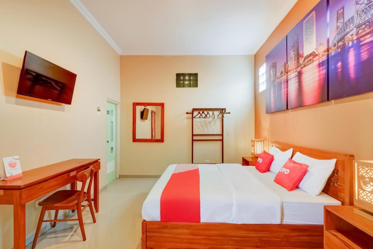Super Oyo 3496 Griya Gayatri Syariah Hotel Melati Eksteriør billede