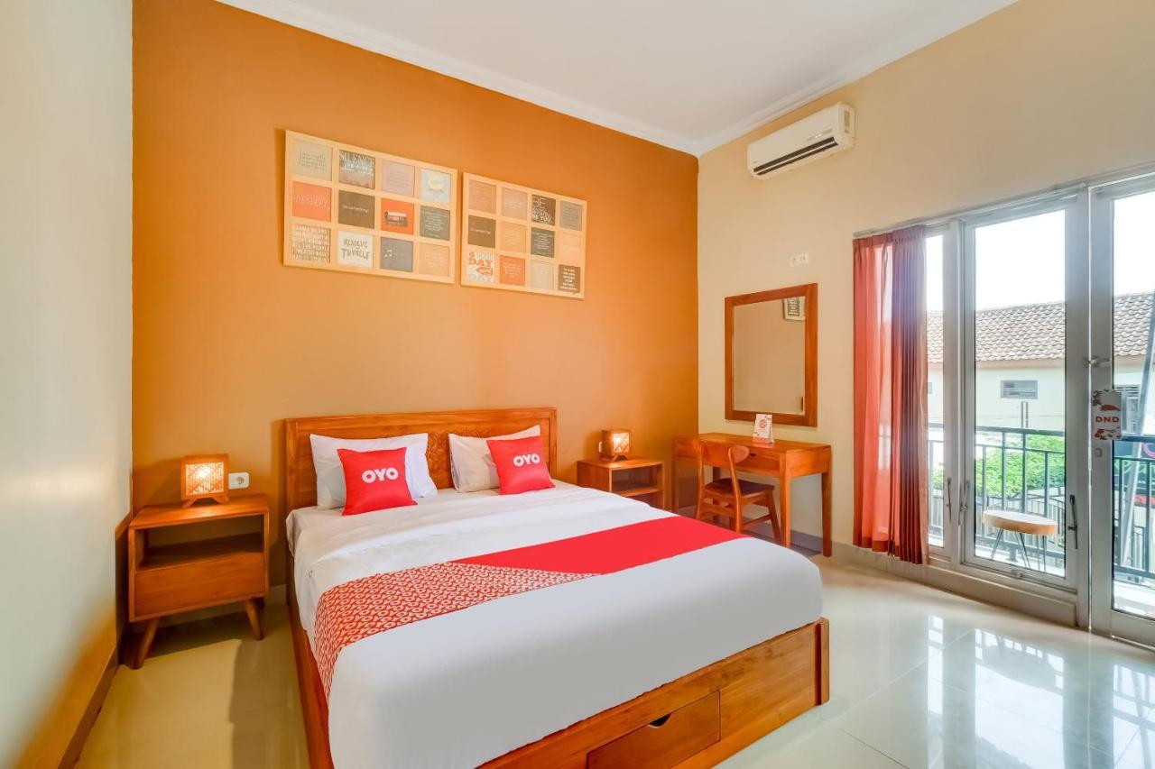 Super Oyo 3496 Griya Gayatri Syariah Hotel Melati Eksteriør billede