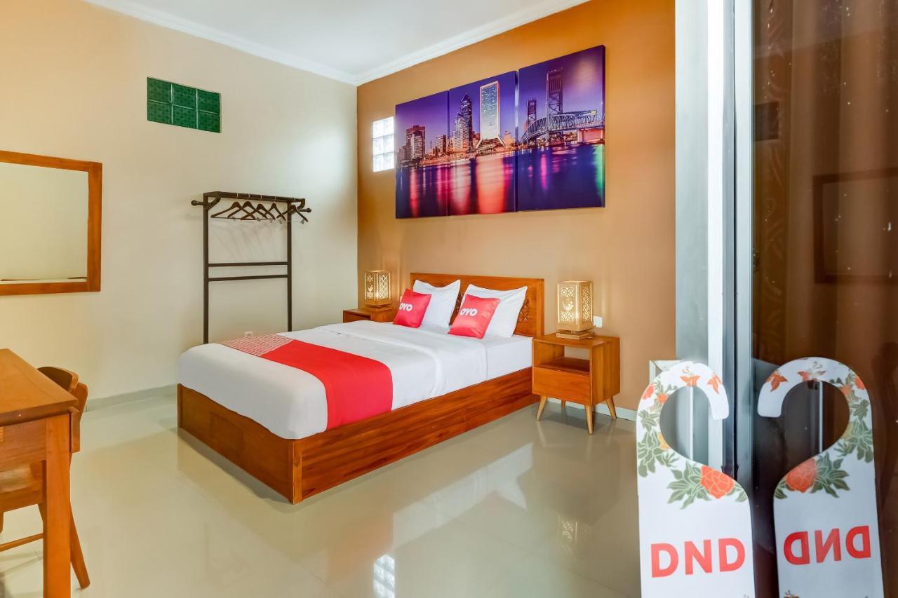 Super Oyo 3496 Griya Gayatri Syariah Hotel Melati Eksteriør billede
