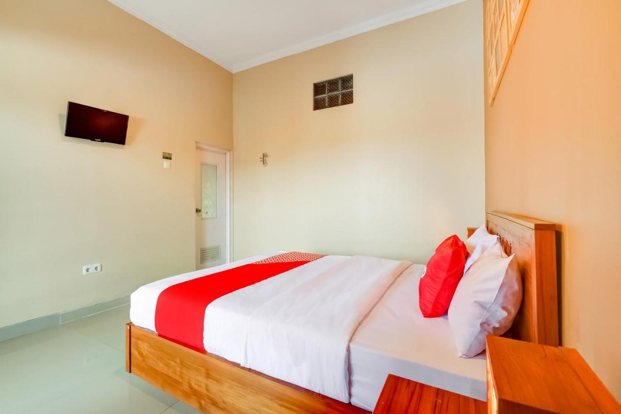 Super Oyo 3496 Griya Gayatri Syariah Hotel Melati Eksteriør billede