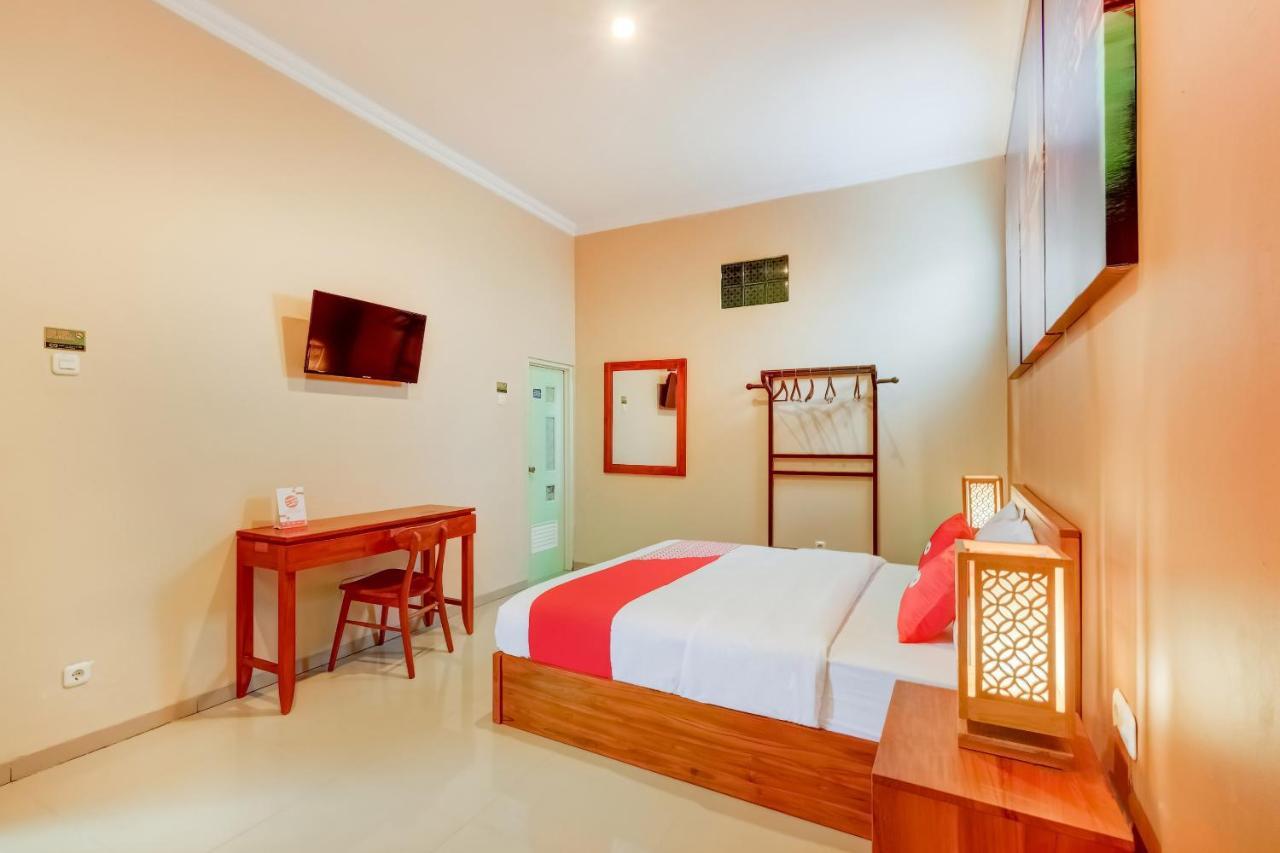 Super Oyo 3496 Griya Gayatri Syariah Hotel Melati Eksteriør billede