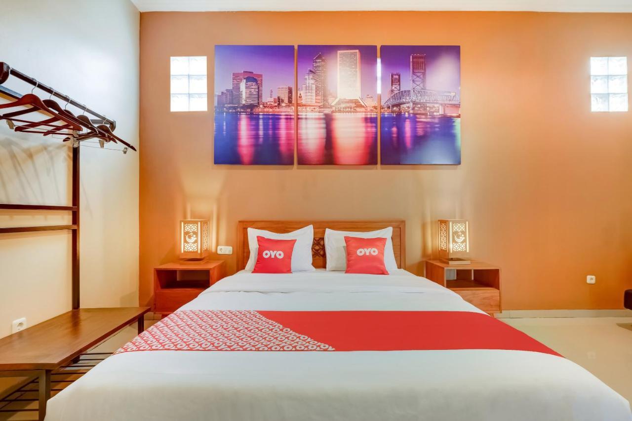 Super Oyo 3496 Griya Gayatri Syariah Hotel Melati Eksteriør billede